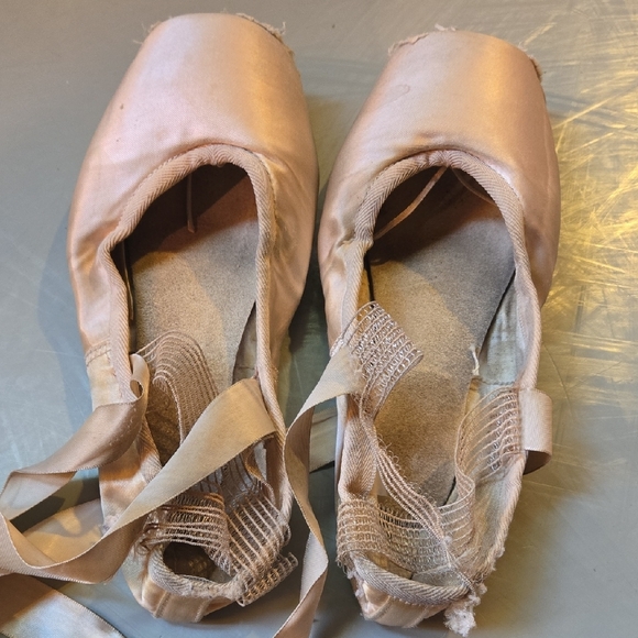 Used Pointe Shoes - Picture 3 of 3